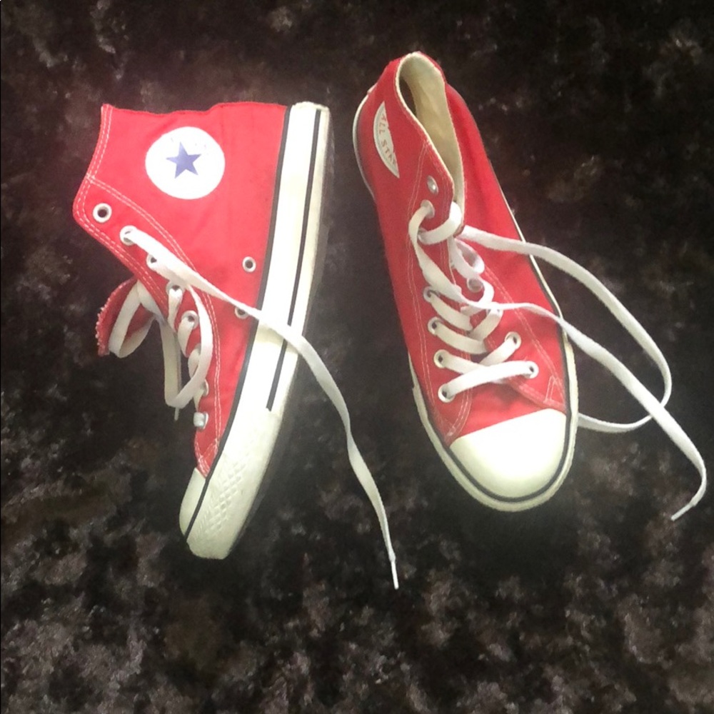 Men’s size 7/ women’s size 9 Converse sneakers